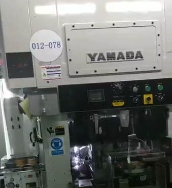 YAMADA冲床配久谐(xie)高速夹式送料机使用中